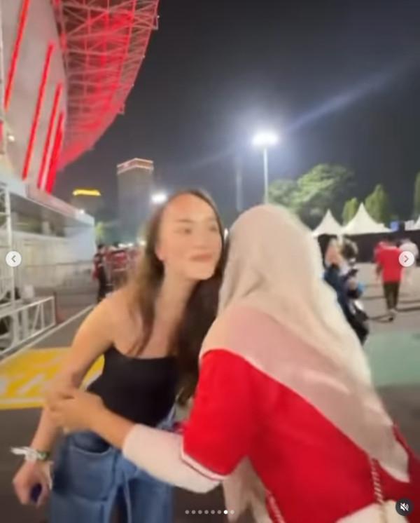 3 Potret Cantik Sara Hilgers saat Dikerubungi Pendukung Timnas Indonesia, Ramah Banget
