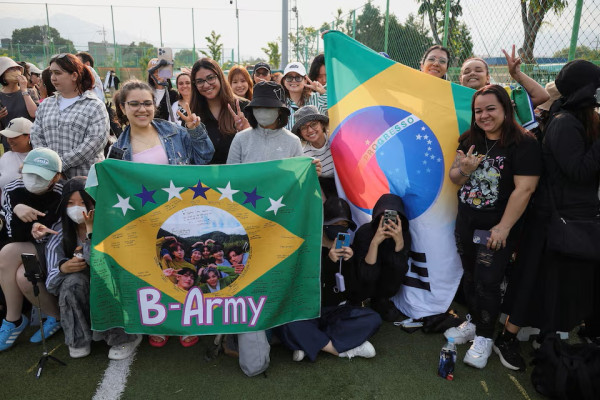 5 Potret RM dan V BTS Bebas Wajib Militer, Siap Comeback Hibur ARMY