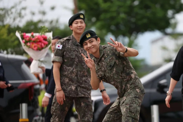 5 Potret RM dan V BTS Bebas Wajib Militer, Siap Comeback Hibur ARMY