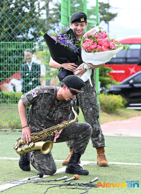 5 Potret RM dan V BTS Bebas Wajib Militer, Siap Comeback Hibur ARMY