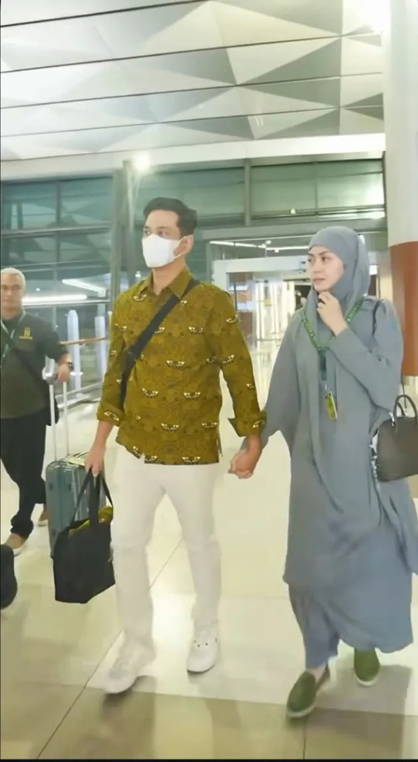 3 Potret Surya Insomnia Diam-diam Naik Haji Bareng Istri, Tanpa Sorotan Publik