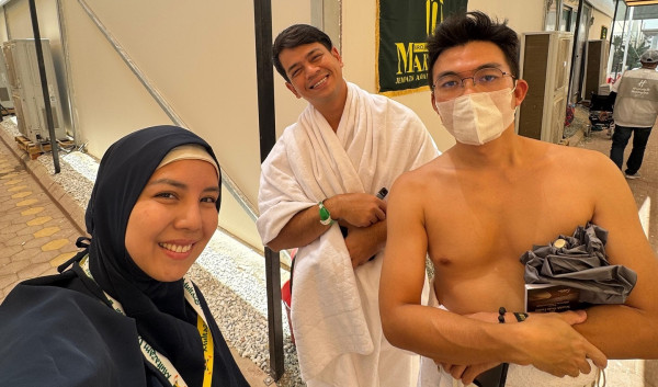 3 Potret Surya Insomnia Diam-diam Naik Haji Bareng Istri, Tanpa Sorotan Publik