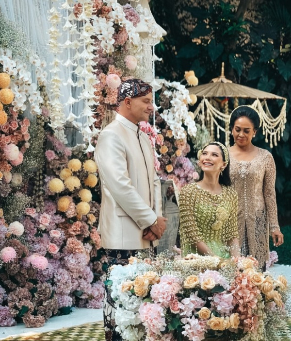 Anggun, Potret Cantik Alyssa Daguise di Acara Siraman Jelang Pernikahan