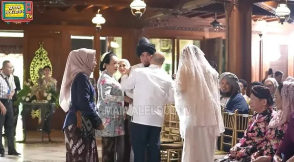 3 Potret Ahmad Dhani dan Mulan Jameela Salaman dengan Maia Estianty di Siraman Al Ghazali