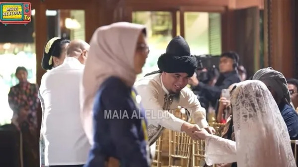 3 Potret Ahmad Dhani dan Mulan Jameela Salaman dengan Maia Estianty di Siraman Al Ghazali