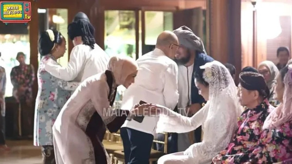 3 Potret Ahmad Dhani dan Mulan Jameela Salaman dengan Maia Estianty di Siraman Al Ghazali