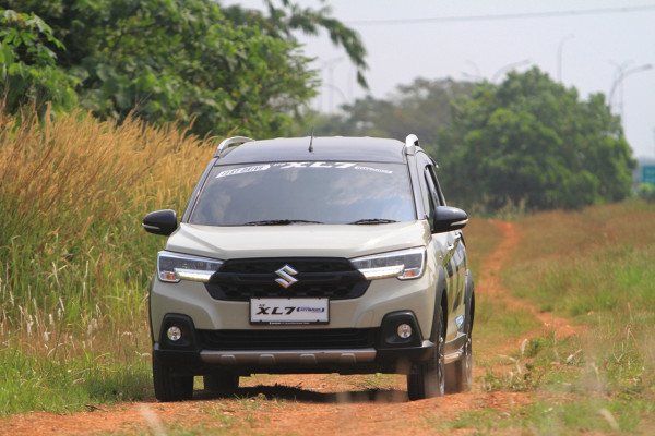 Takhta Innova Zenix Tak Tergoyahkan, tapi Pasar Mobil Hybrid Masih Kalah dengan Listrik?