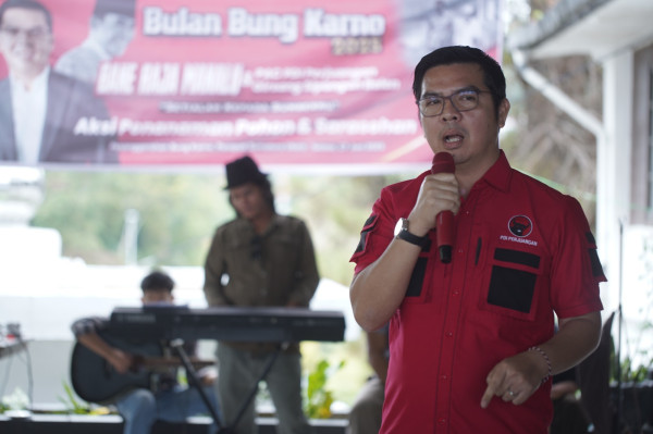 Peringati Bulan Bung Karno, Bane Raja Manalu Tanam Pohon di Parapat