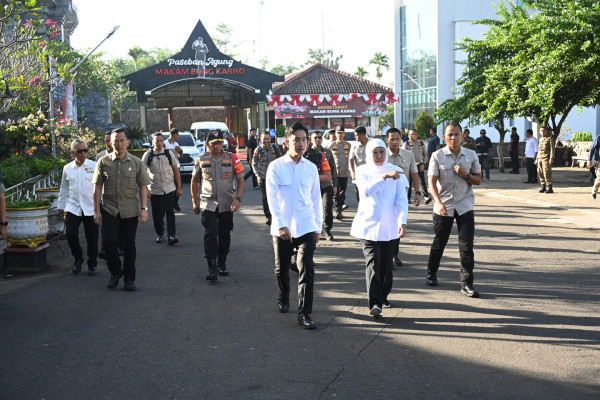 Gibran Didampingi Khofifah Ziarah ke Makam Bung Karno di Blitar