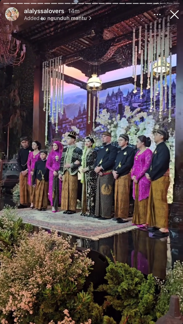 Dekorasi Ngunduh Mantu Al Ghazali-Alyssa Kental Adat Jawa, Ada Candi hingga Foto Raja