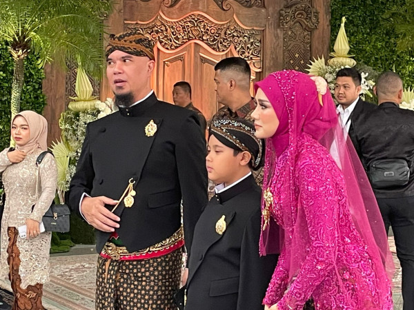 Gaya Ahmad Dhani dan Mulan Jameela di Ngunduh Mantu Al Ghazali, bak Bangsawan Keraton