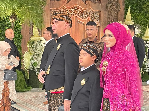 Gaya Ahmad Dhani dan Mulan Jameela di Ngunduh Mantu Al Ghazali, bak Bangsawan Keraton