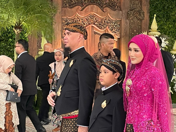 Gaya Ahmad Dhani dan Mulan Jameela di Ngunduh Mantu Al Ghazali, bak Bangsawan Keraton