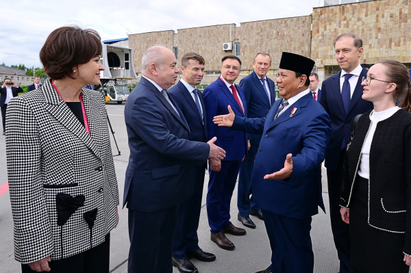 Tiba di Rusia, Prabowo Disambut Jajar Kehormatan