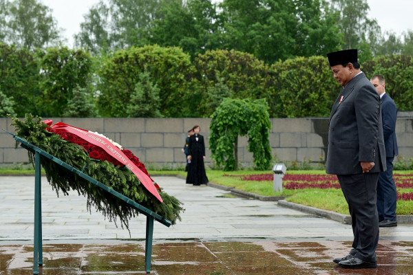 Momen Prabowo Letakkan Karangan Bunga di Piskarovskoye Memorial