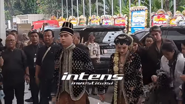 Al Ghazali-Alyssa Daguise Tampil bak Raja dan Ratu Jawa di Ngunduh Mantu