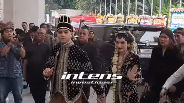 Al Ghazali-Alyssa Daguise Tampil bak Raja dan Ratu Jawa di Ngunduh Mantu