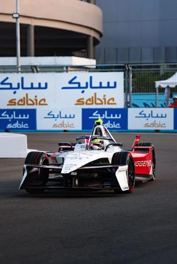 Suasana Meriah Penonton Nikmati Latihan Bebas Formula E Jakarta