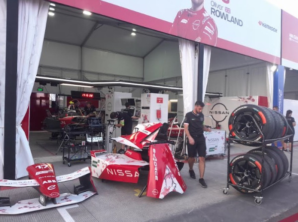 Mengintip Paddock Formula E Jakarta: Suasana Sibuk Penuh Ketegangan Jelang Balapan