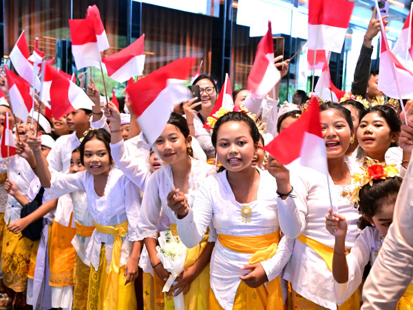 Momen Prabowo Disambut Tarian dan Senyum Ratusan Anak-Anak di Bali