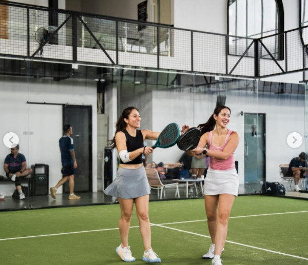 5 Potret Seru Nia Ramadhani & Wulan Guritno Main Padel, OOTD Sporty Hot Mom
