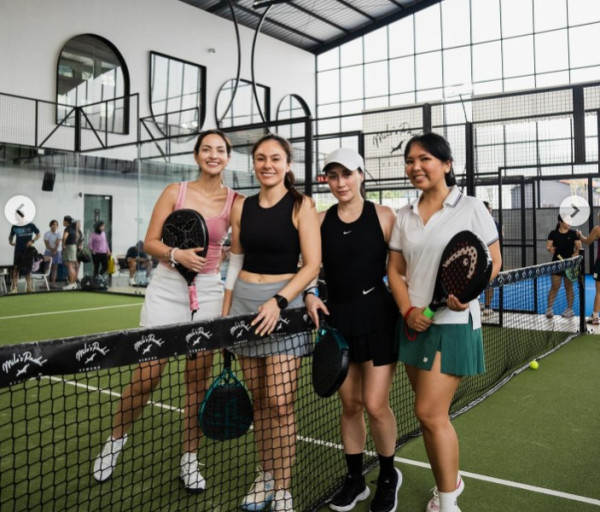 5 Potret Seru Nia Ramadhani & Wulan Guritno Main Padel, OOTD Sporty Hot Mom