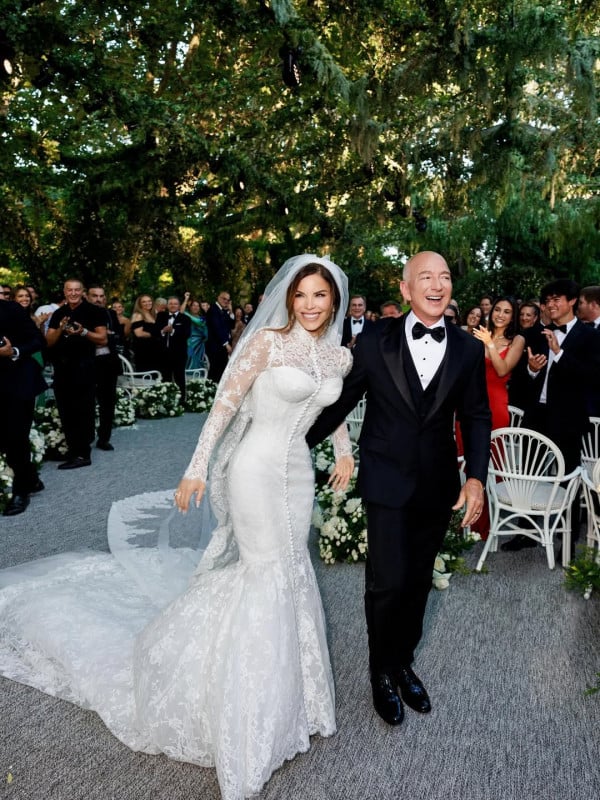 Jeff Bezos Resmi Menikah, Hadiahi Lauren Sanchez Kalung Rp82 Miliar
