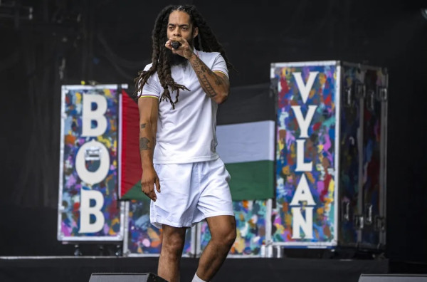 Bob Vylan Kutuk Tentara Israel di Glastonbury 2025, Dukung Palestina Depan Ribuan Penonton
