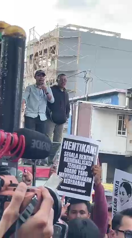 Sidang Nikita Mirzani vs Reza Gladys Ricuh, Fans Turun ke Jalan Gelar Aksi Demo