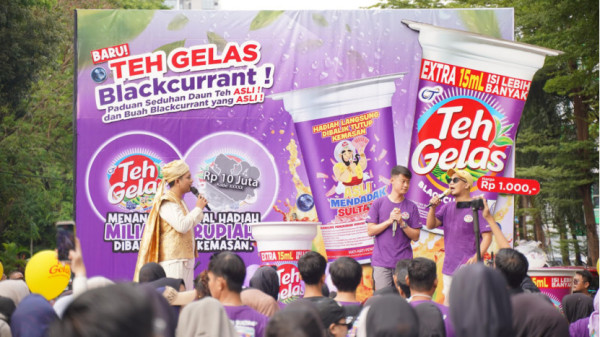 Teh Gelas Kenalkan Varian Rasa Blackcurrant dan Tebar Hadiah di CFD Makassar
