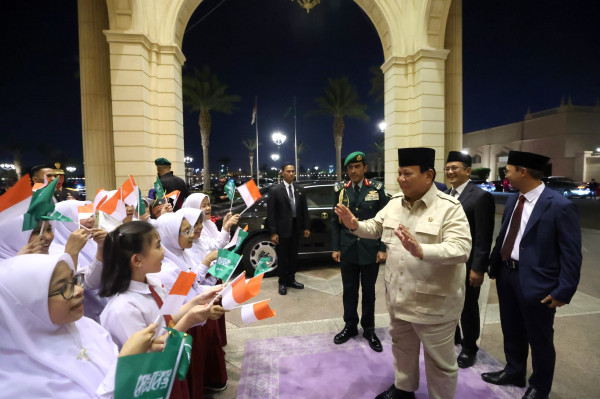 Momen Prabowo Disambut Meriah Anak-anak Sekolah di Jeddah