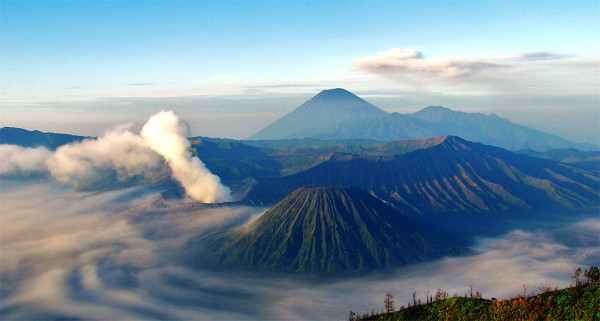10 Gunung Terindah di Indonesia yang Wajib Masuk Daftar Pendakian
