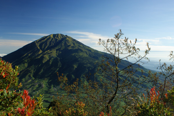 10 Gunung Terindah di Indonesia yang Wajib Masuk Daftar Pendakian