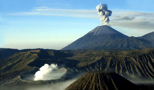 10 Gunung Terindah di Indonesia yang Wajib Masuk Daftar Pendakian