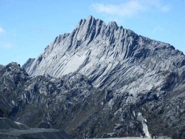 10 Gunung Terindah di Indonesia yang Wajib Masuk Daftar Pendakian