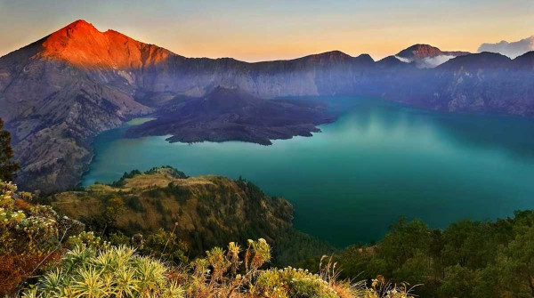 10 Gunung Terindah di Indonesia yang Wajib Masuk Daftar Pendakian