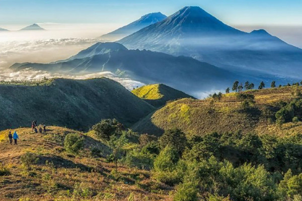 10 Gunung Terindah di Indonesia yang Wajib Masuk Daftar Pendakian