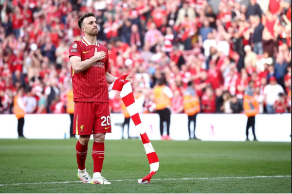 Oasis Beri Penghormatan Haru untuk Diogo Jota di Konser Reuni, Suar Merah Membara di Cardiff!
