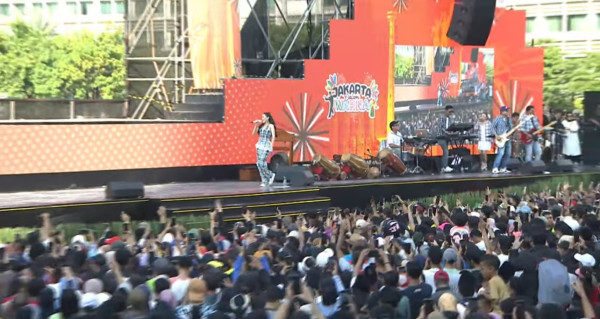 Ayu Ting Ting Goyang Bundaran HI, Konser Jakarta Dalam Warna Pecah!