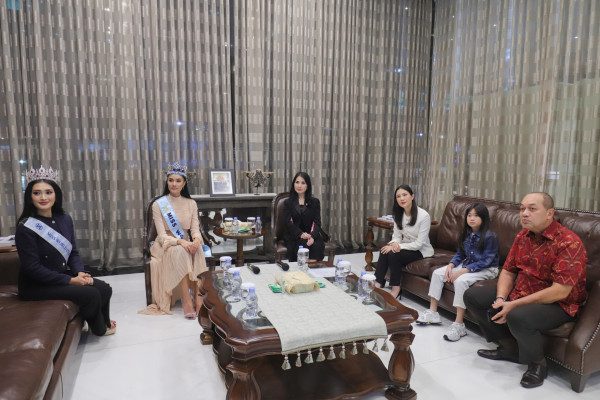 5 Potret Eksklusif Miss World 2025 Opal Suchata Sambangi iNews Tower, Tampil Elegan