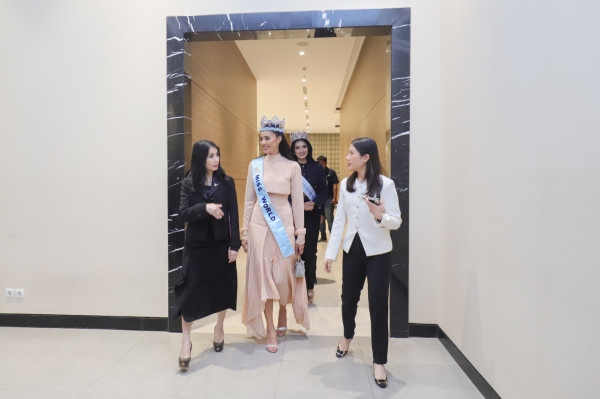 5 Potret Eksklusif Miss World 2025 Opal Suchata Sambangi iNews Tower, Tampil Elegan