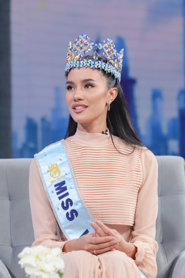 5 Potret Eksklusif Miss World 2025 Opal Suchata Sambangi iNews Tower, Tampil Elegan