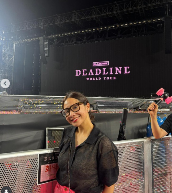 Potret Nagita Slavina Nonton Konser BLACKPINK di Korea, Pose di Depan Panggung