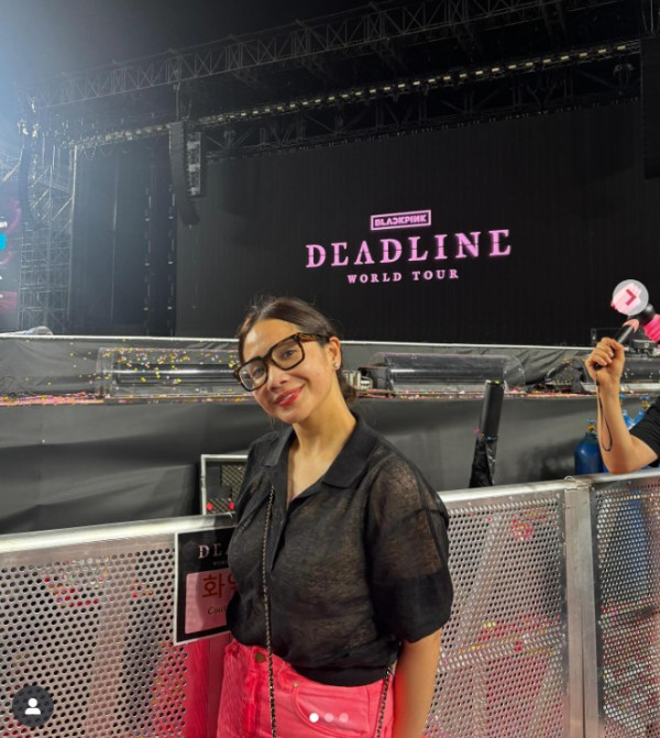 Potret Nagita Slavina Nonton Konser BLACKPINK di Korea, Pose di Depan Panggung