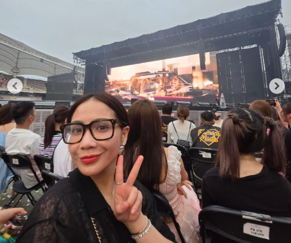 Potret Nagita Slavina Nonton Konser BLACKPINK di Korea, Pose di Depan Panggung