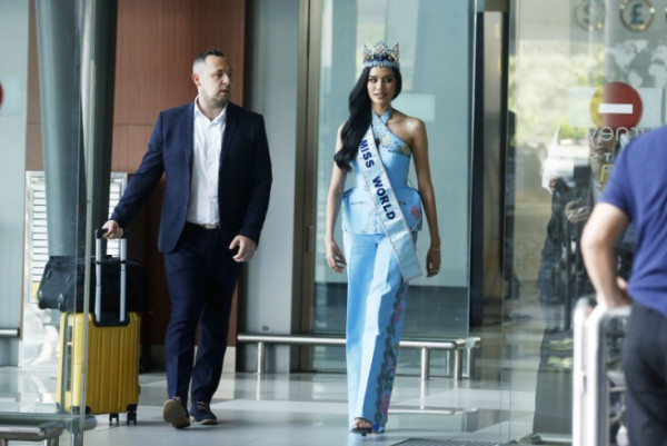 Dibalut Busana Batik Biru, Pesona Miss World 2025 Opal Suchata Semakin Memikat