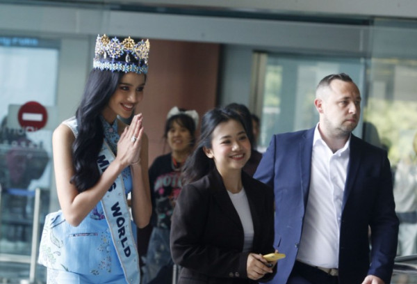 Dibalut Busana Batik Biru, Pesona Miss World 2025 Opal Suchata Semakin Memikat