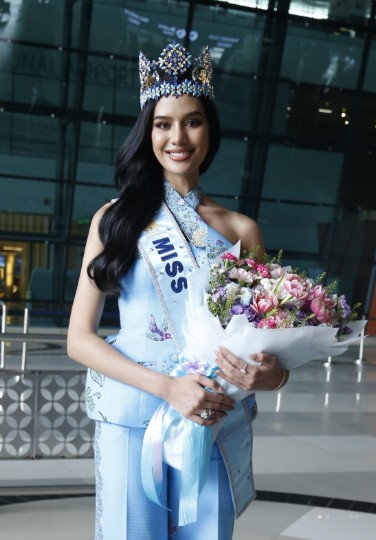 Dibalut Busana Batik Biru, Pesona Miss World 2025 Opal Suchata Semakin Memikat
