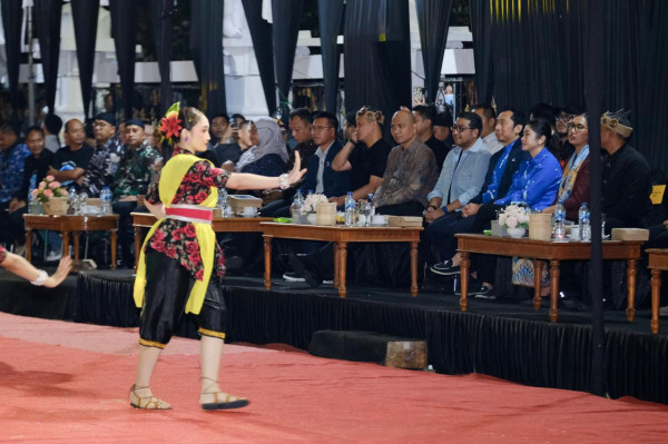 Menteri Teuku Riefky Hadiri Festival Ronthek Pacitan: Kolaborasi Seni Tradisi dan Ekonomi Kreatif dari Daerah