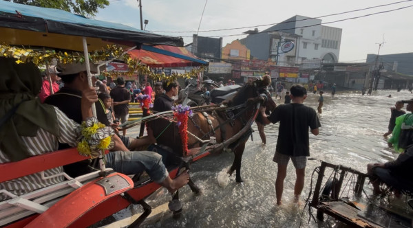 Banjir Lumpuhkan Jalan Raya Ciledug, Warga Naik Delman dan Ojek Gerobak untuk Melintas